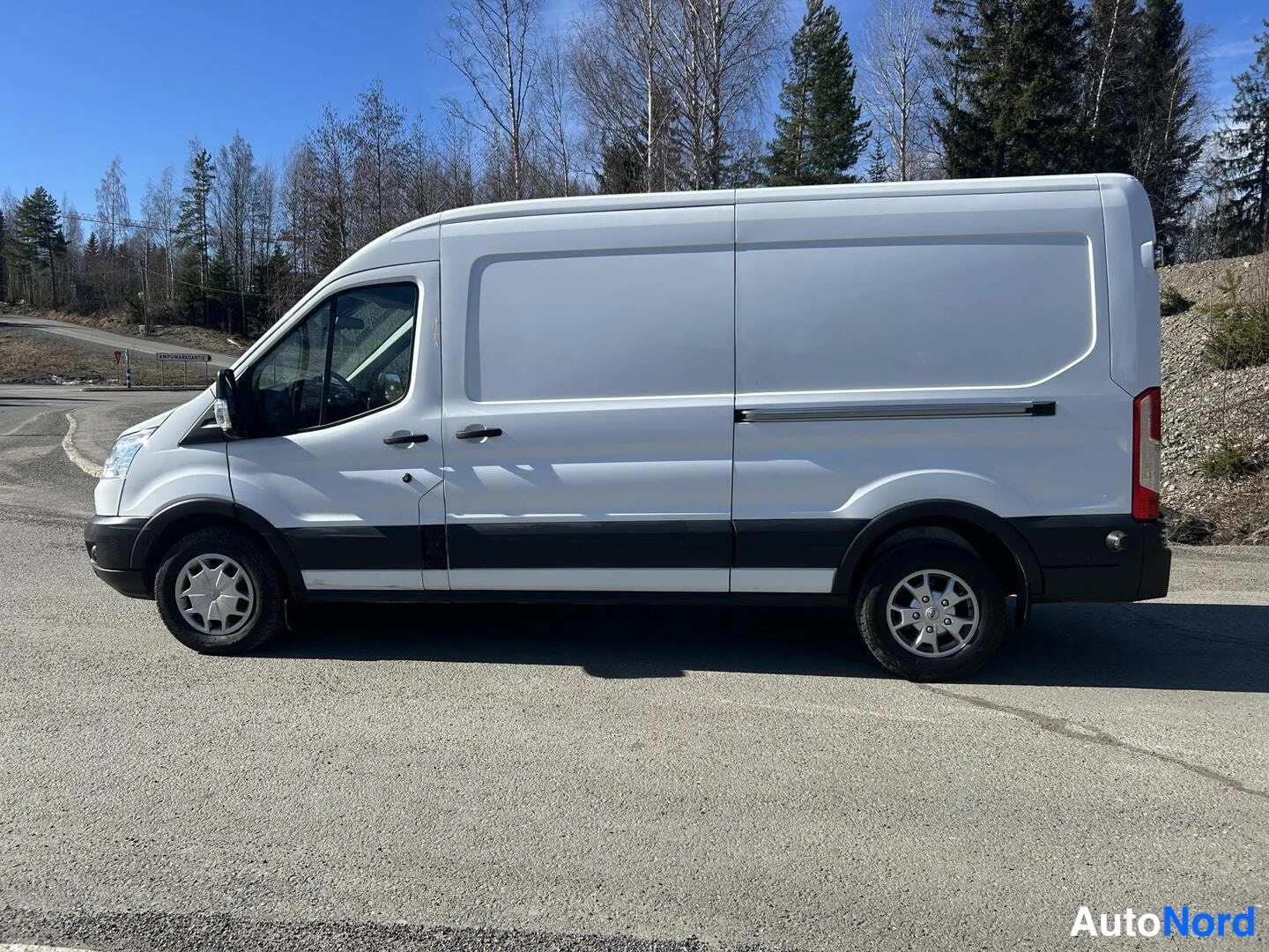 Valkoinen Ford Transit 2018, etuviisto, keula vasemmalle, kuva 2