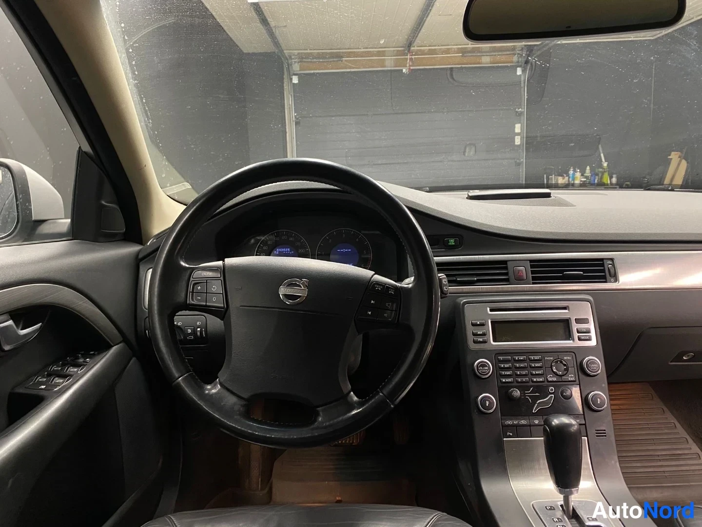 Hopea Volvo V70 2009, ohjaamo, kuva 9