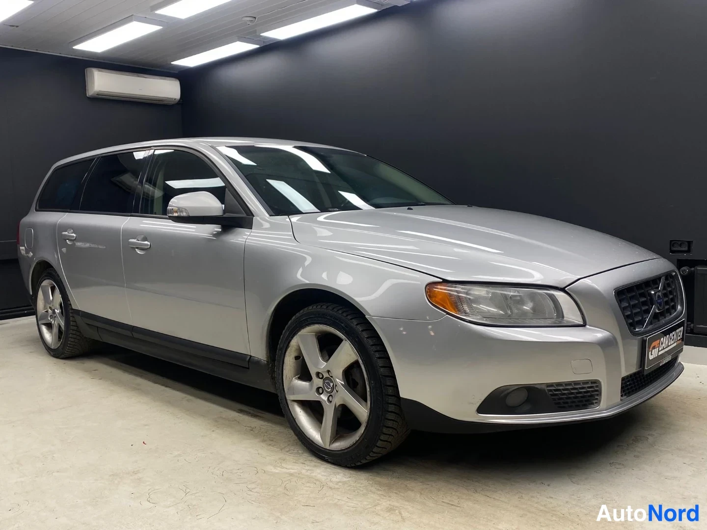 Hopea Volvo V70 2009, etuviisto, keula oikealle, kuva 2