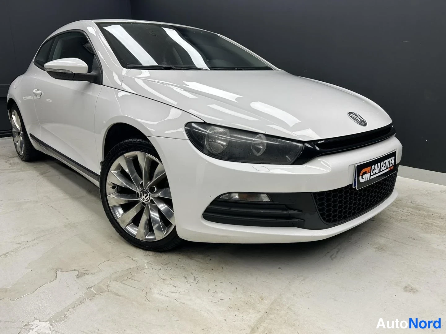 Valkoinen Volkswagen Scirocco 2011, etuviisto, keula oikealle, kuva 2