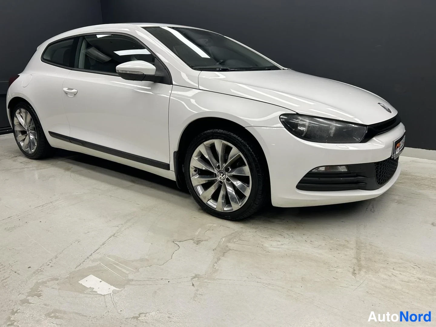 Valkoinen Volkswagen Scirocco 2011, etuviisto, keula oikealle, kuva 3