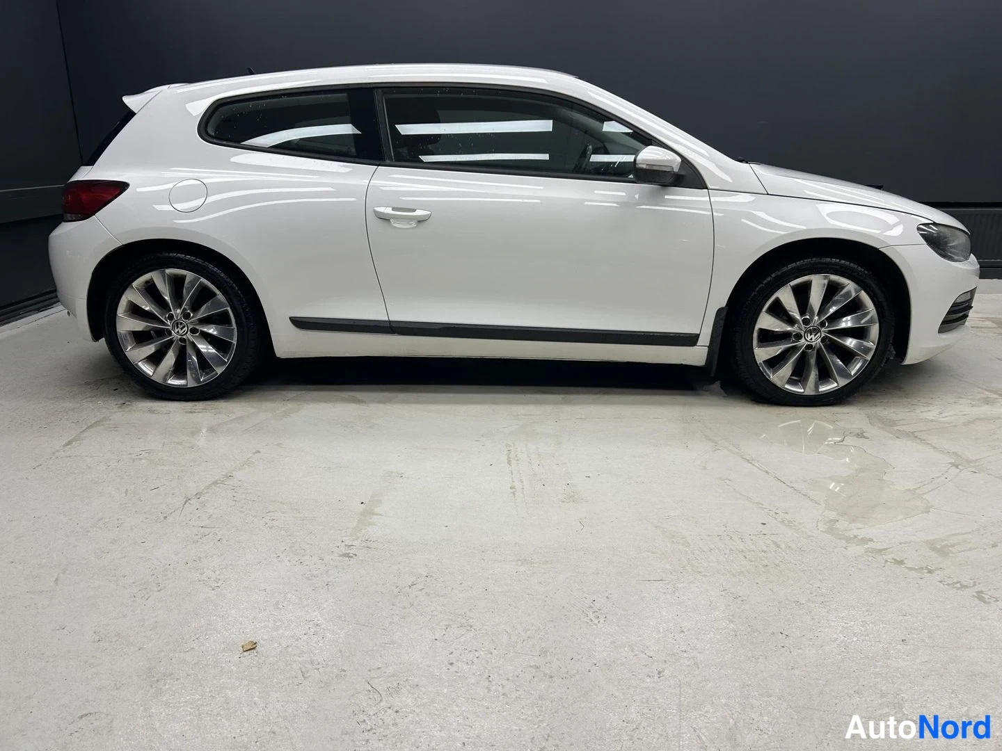 Valkoinen Volkswagen Scirocco 2011, etuviisto, keula oikealle, kuva 4
