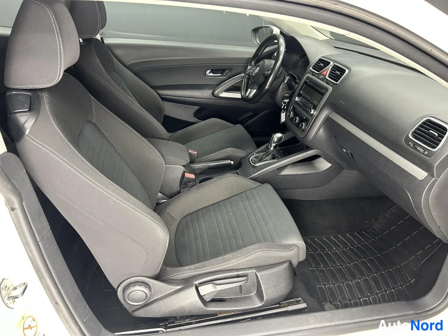 Valkoinen Volkswagen Scirocco 2011, etuistuimet, kuva 10