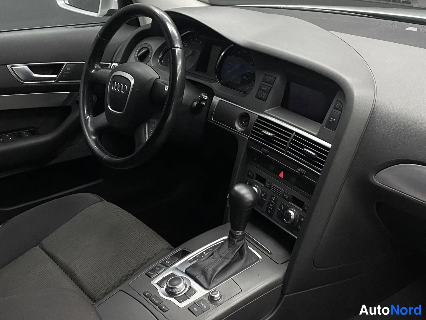 Hopea Audi A6 2005, ohjaamo, kuva 7