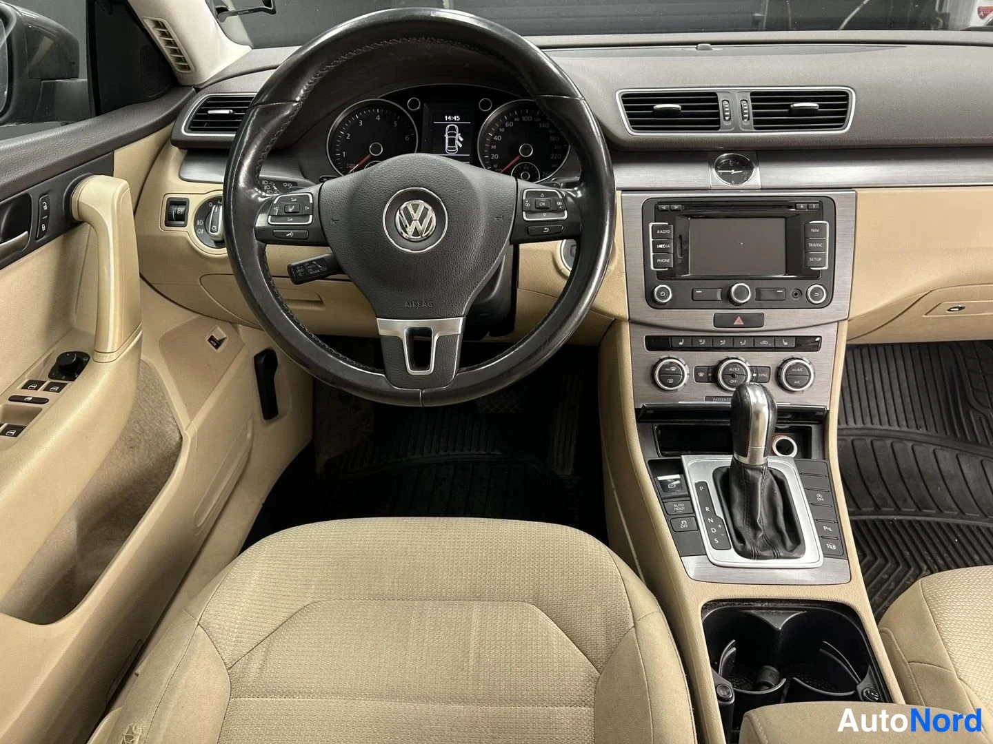 Ruskea Volkswagen Passat 2013, ohjaamo, kuva 9