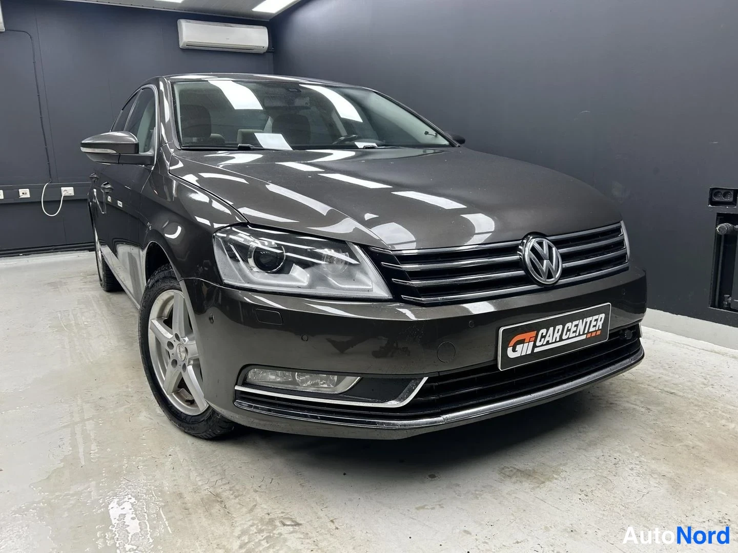Ruskea Volkswagen Passat 2013, etuviisto, keula oikealle, kuva 4