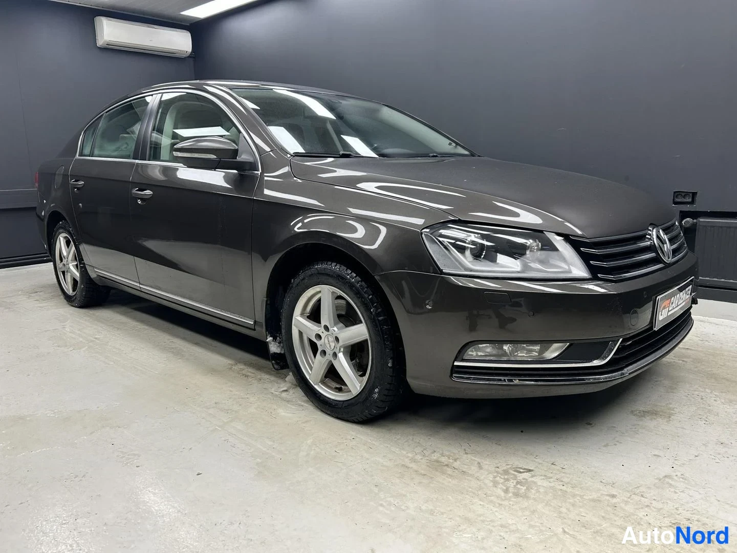 Ruskea Volkswagen Passat 2013, etuviisto, keula oikealle, kuva 3