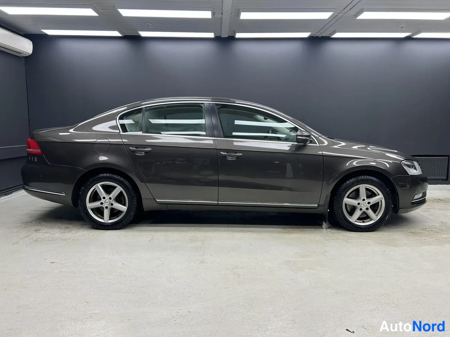 Ruskea Volkswagen Passat 2013, etuviisto, keula oikealle, kuva 2