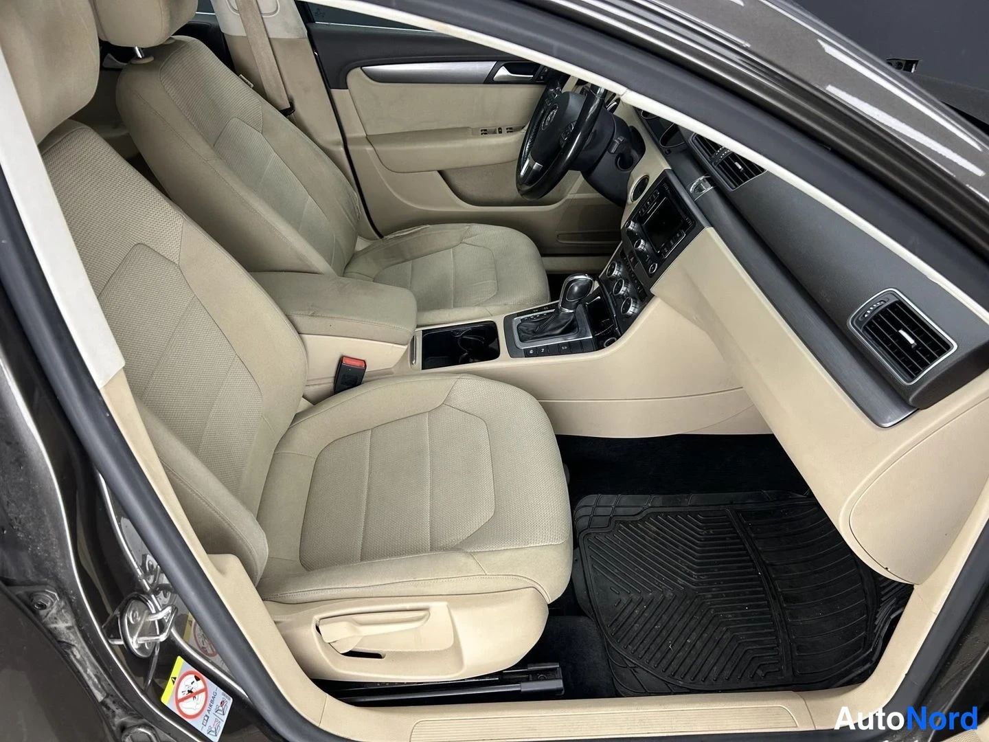 Ruskea Volkswagen Passat 2013, etuistuimet, kuva 10