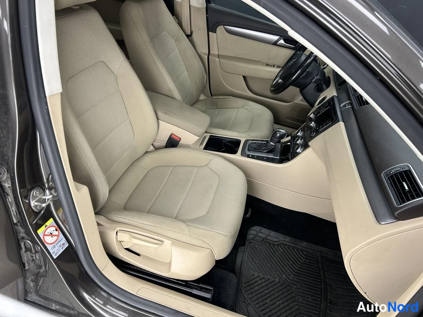 Ruskea Volkswagen Passat 2013, etuistuimet, kuva 11
