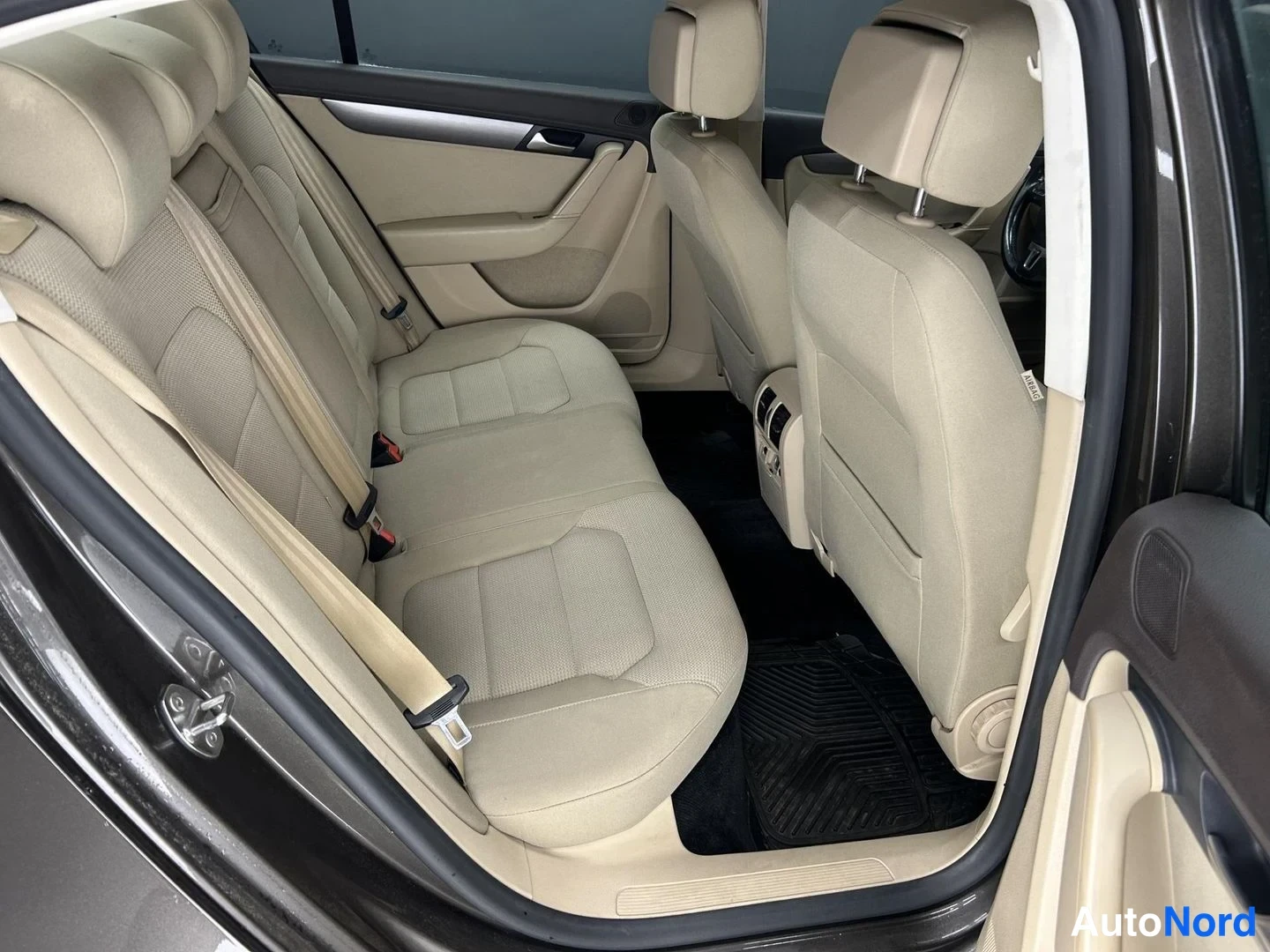 Ruskea Volkswagen Passat 2013, takaistuimet, kuva 12
