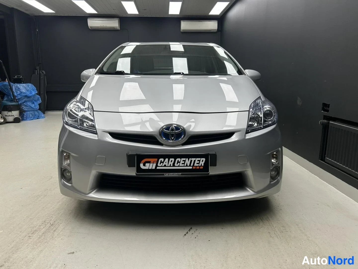 Harmaa Toyota Prius 2010, edestä, kuva 5