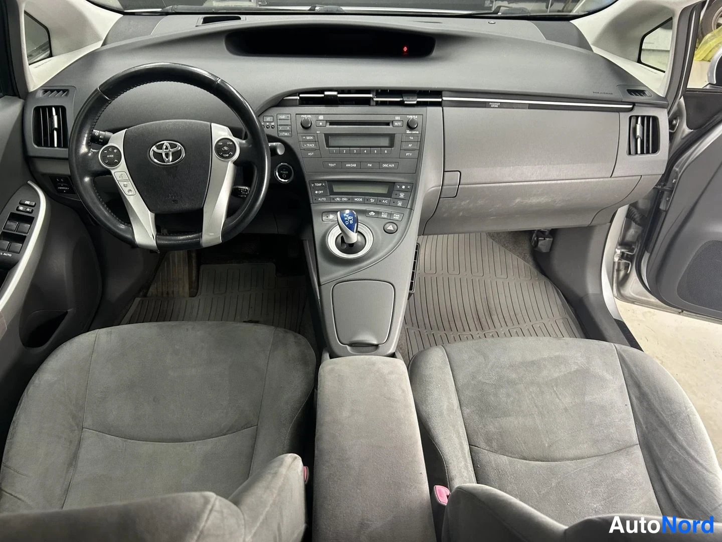 Harmaa Toyota Prius 2010, ohjaamo, kuva 9