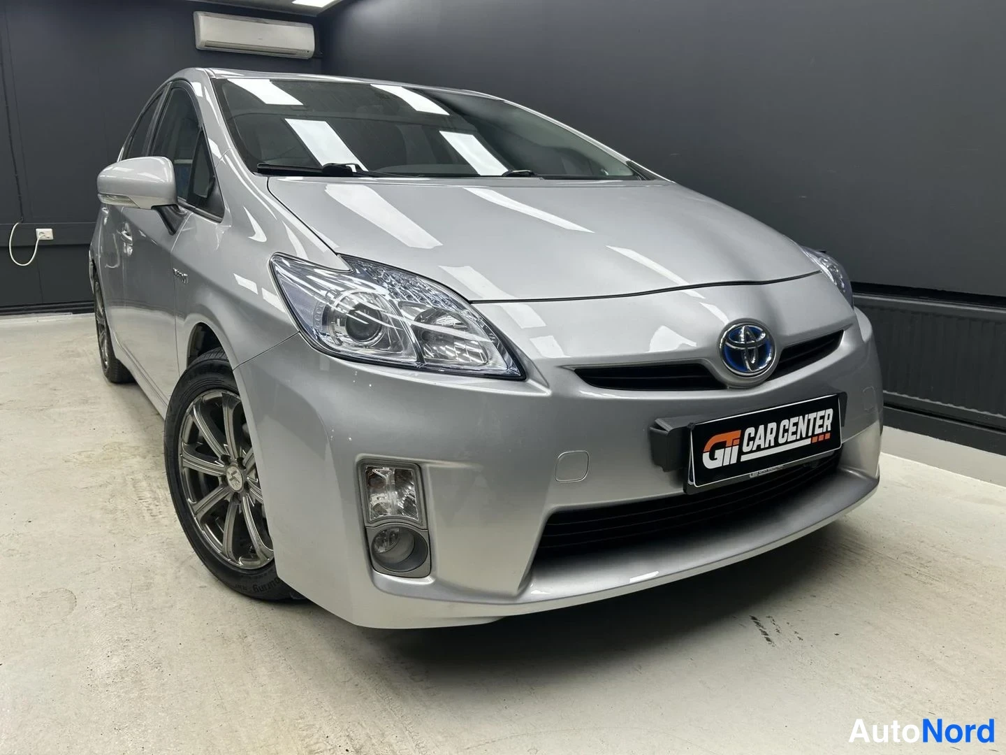 Harmaa Toyota Prius 2010, etuviisto, keula oikealle, kuva 2