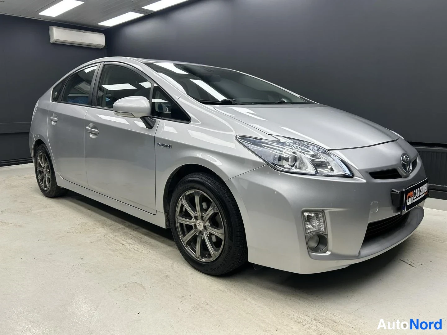 Harmaa Toyota Prius 2010, etuviisto, keula oikealle, kuva 3