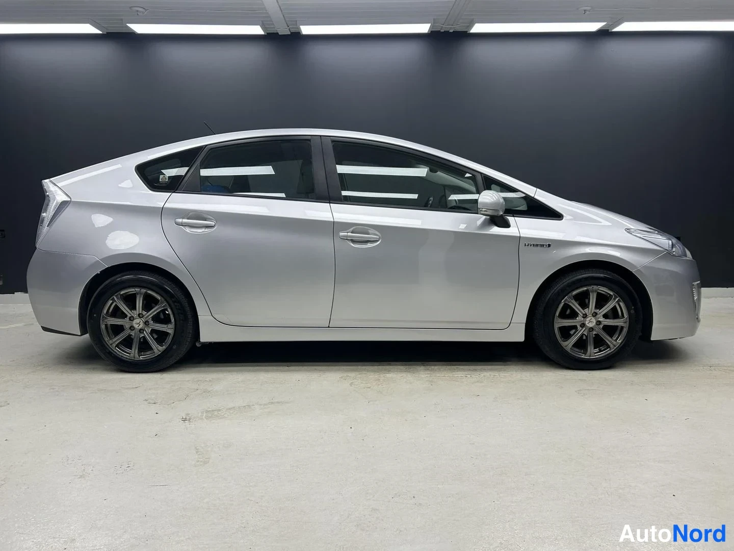 Harmaa Toyota Prius 2010, etuviisto, keula oikealle, kuva 4
