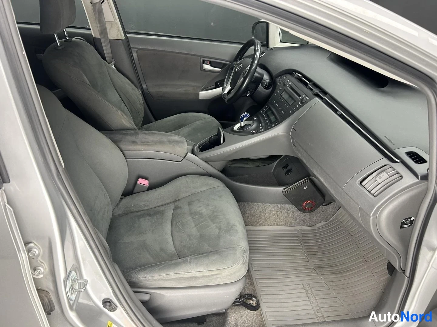 Harmaa Toyota Prius 2010, ohjaamo, kuva 8