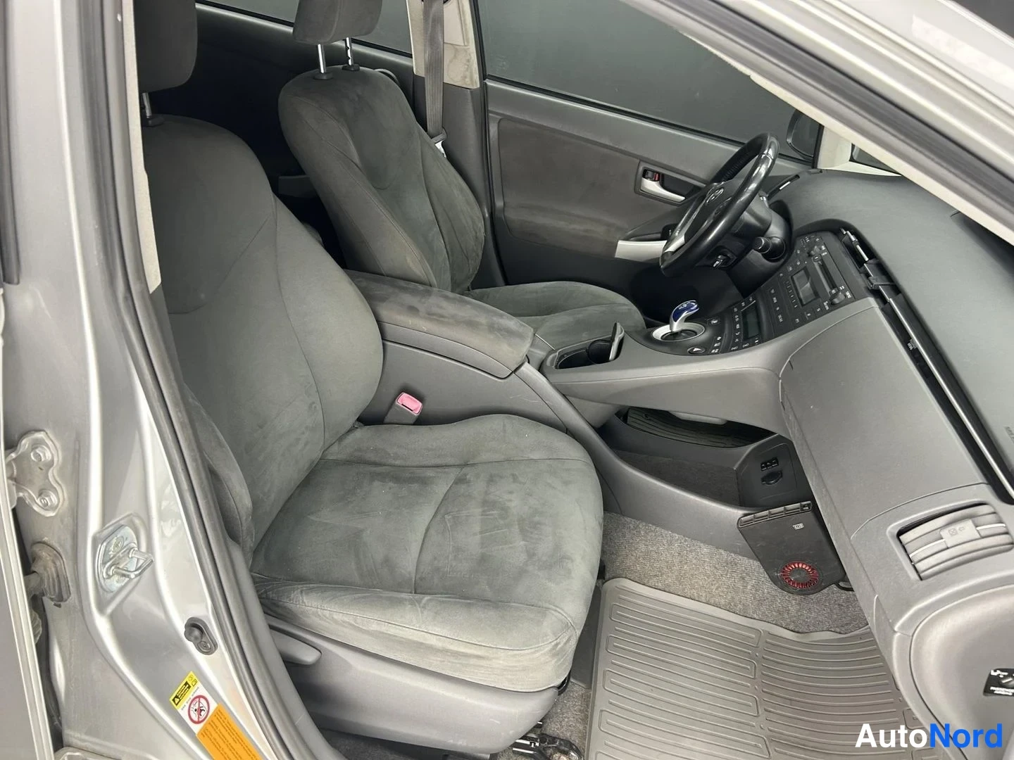 Harmaa Toyota Prius 2010, etuistuimet, kuva 10