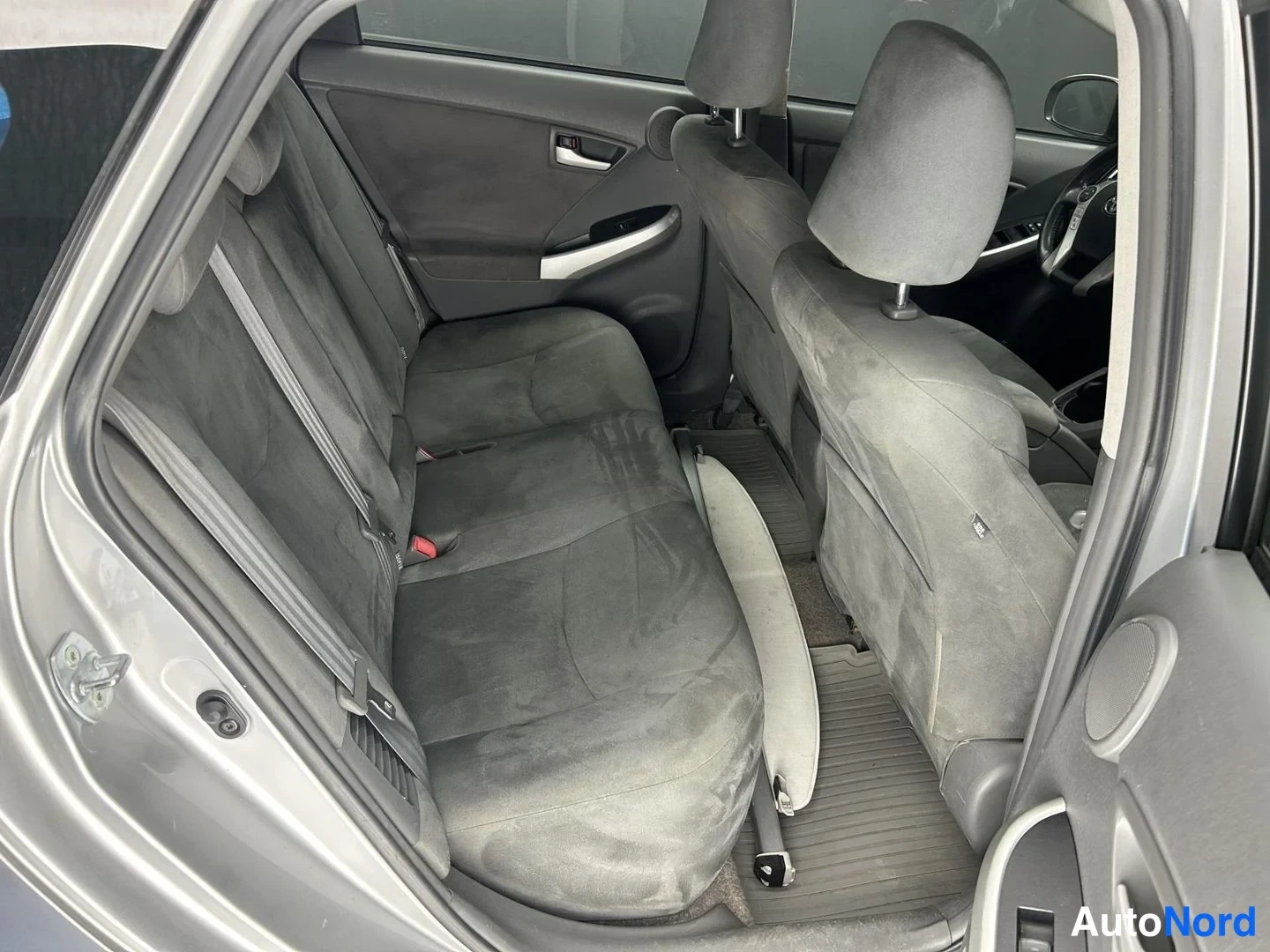 Harmaa Toyota Prius 2010, takaistuimet, kuva 11