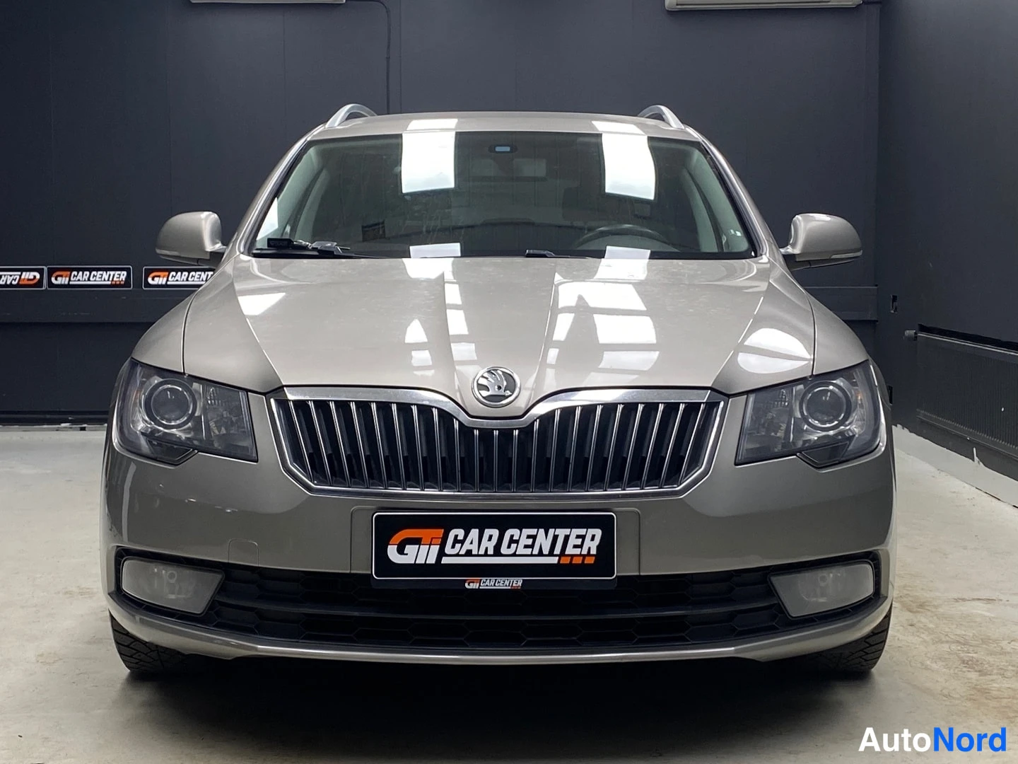 Ruskea Skoda Superb 2014, edestä, kuva 3