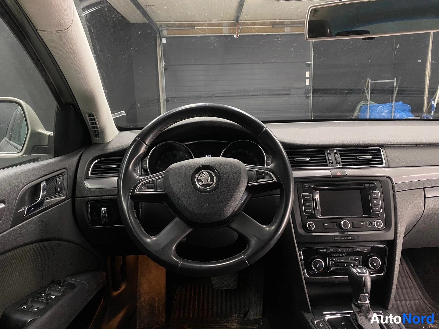 Ruskea Skoda Superb 2014, ohjaamo, kuva 8