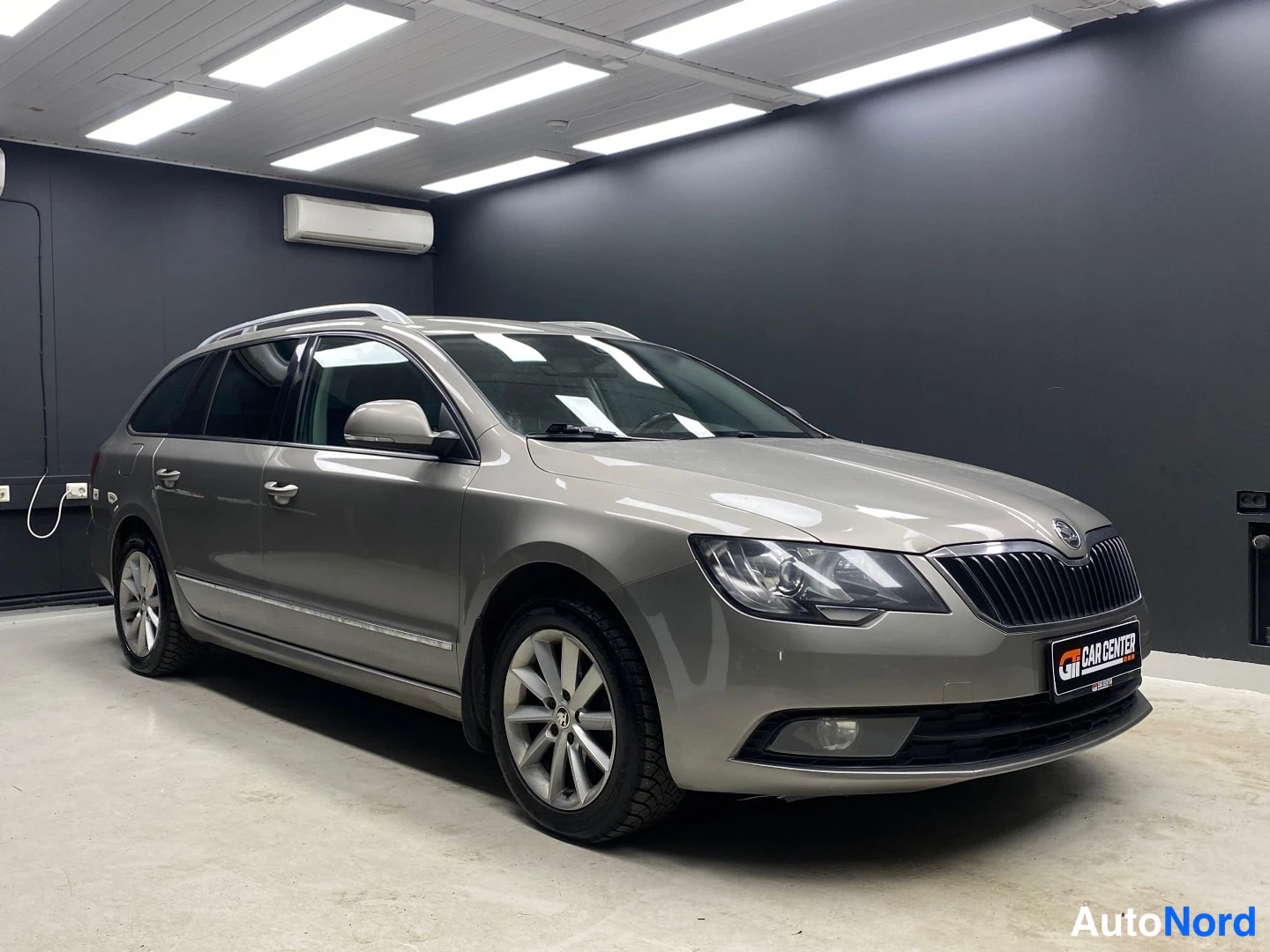 Ruskea Skoda Superb 2014, etuviisto, keula oikealle, kuva 2