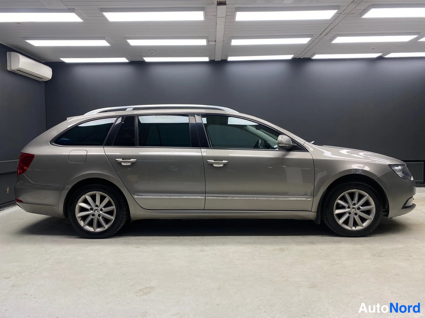 Ruskea Skoda Superb 2014, sivulta, kuva 4
