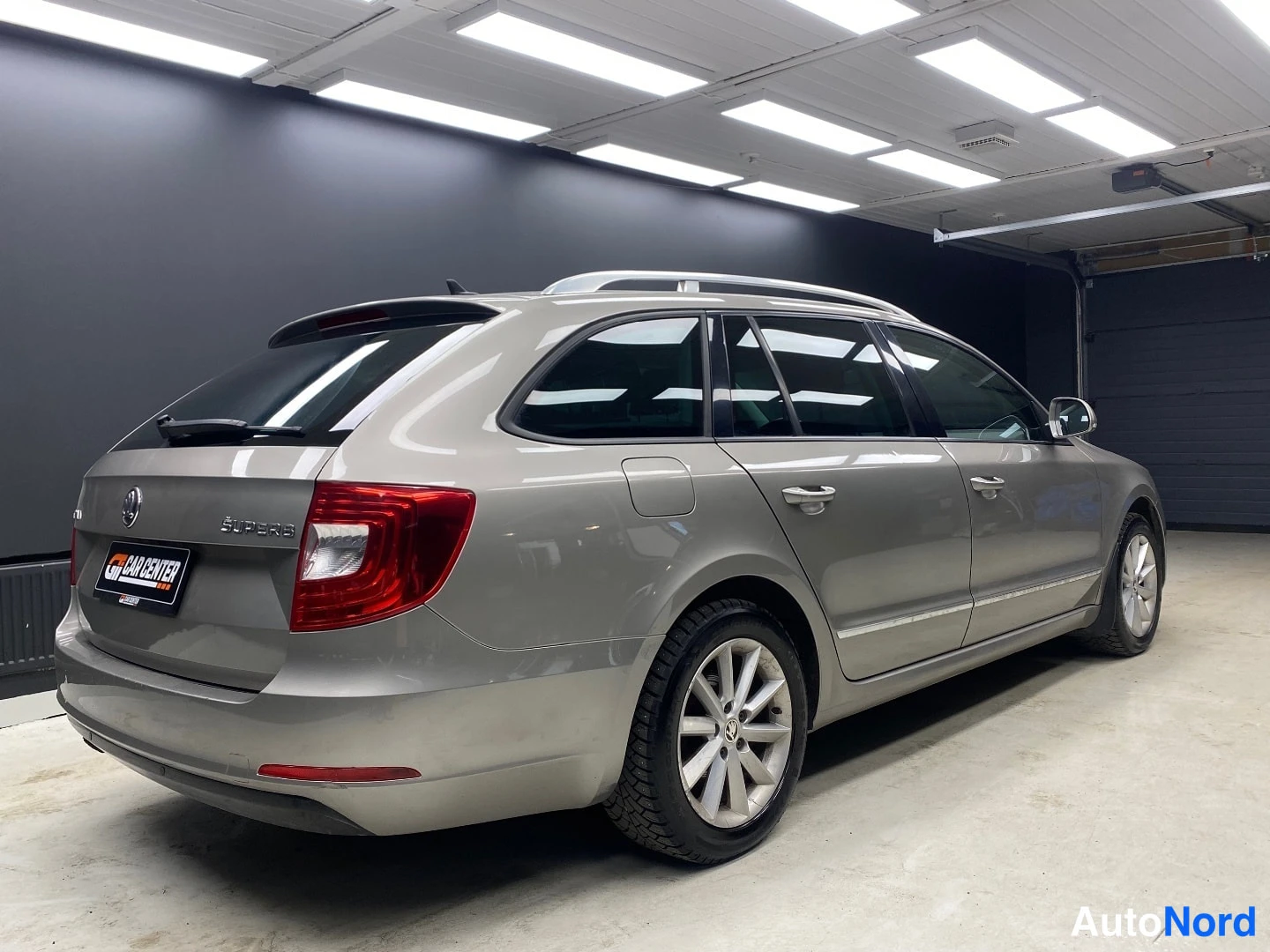 Ruskea Skoda Superb 2014, takaviisto, kuva 5