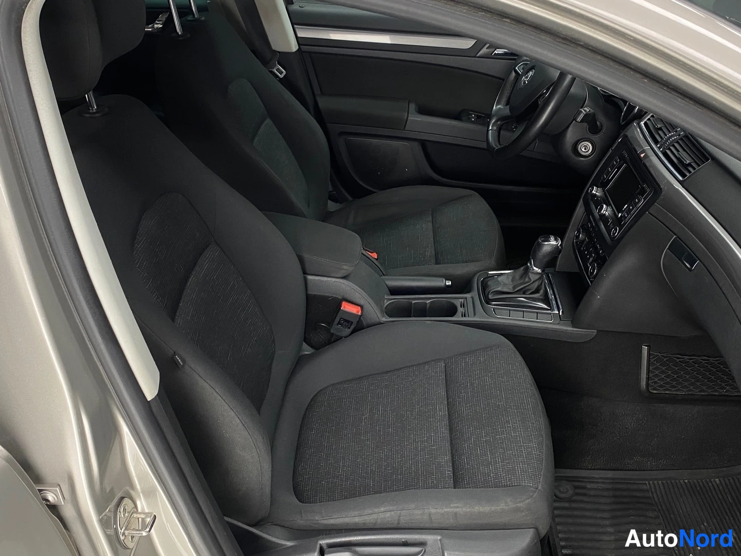 Ruskea Skoda Superb 2014, etuistuimet, kuva 9