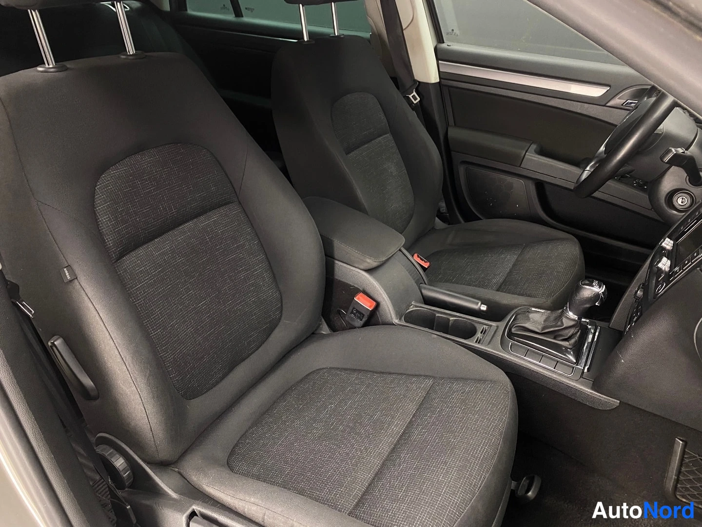 Ruskea Skoda Superb 2014, etuistuimet, kuva 10