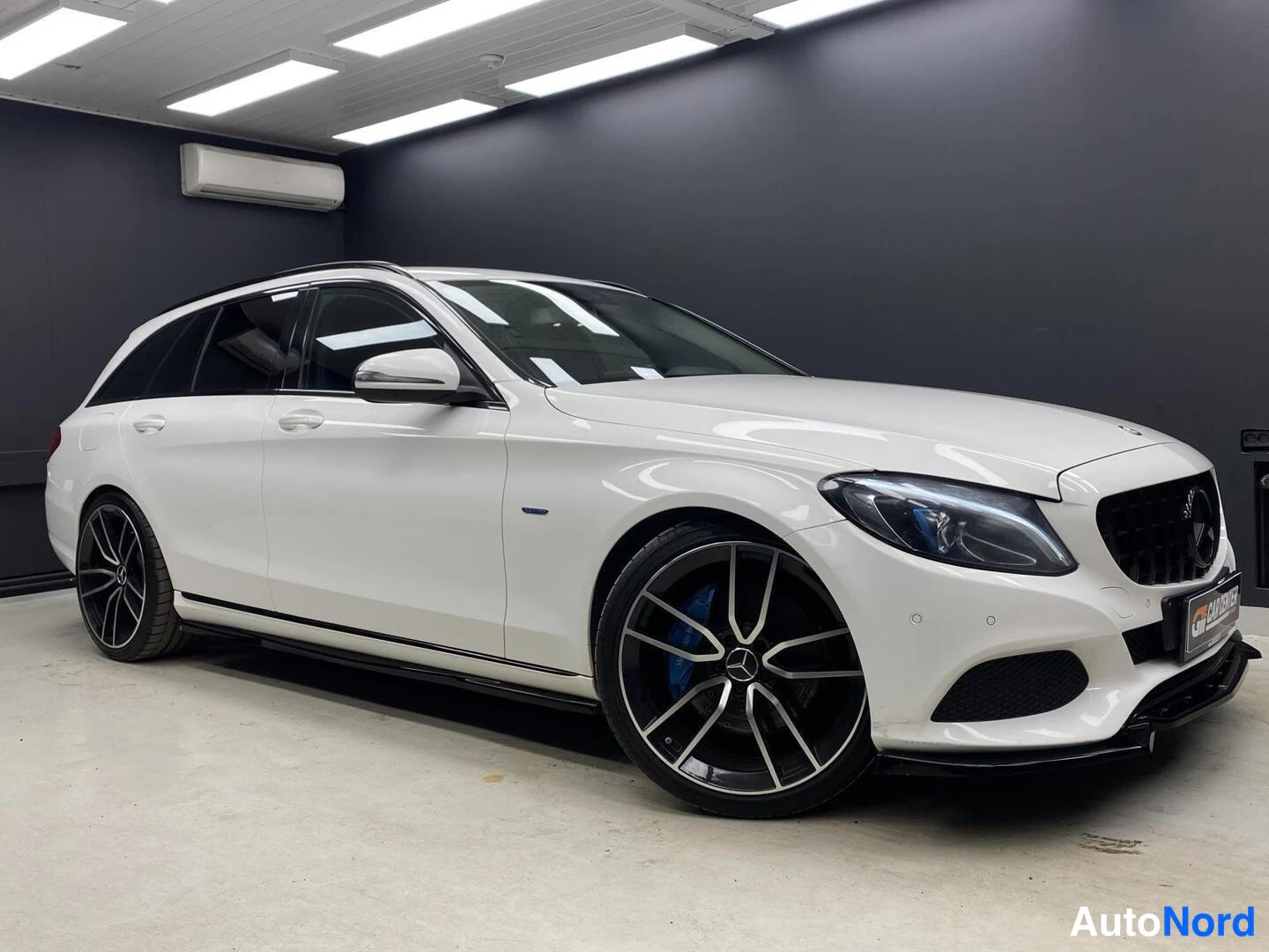 Valkoinen Mercedes-Benz C 350 e 2016, etuviisto, keula oikealle, kuva 2