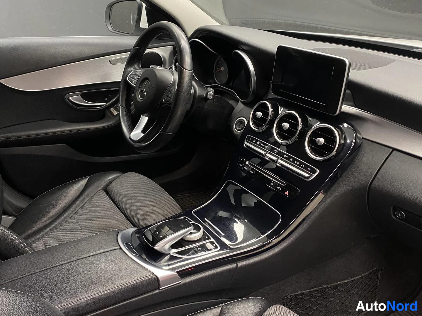 Valkoinen Mercedes-Benz C 350 e 2016, ohjaamo, kuva 7
