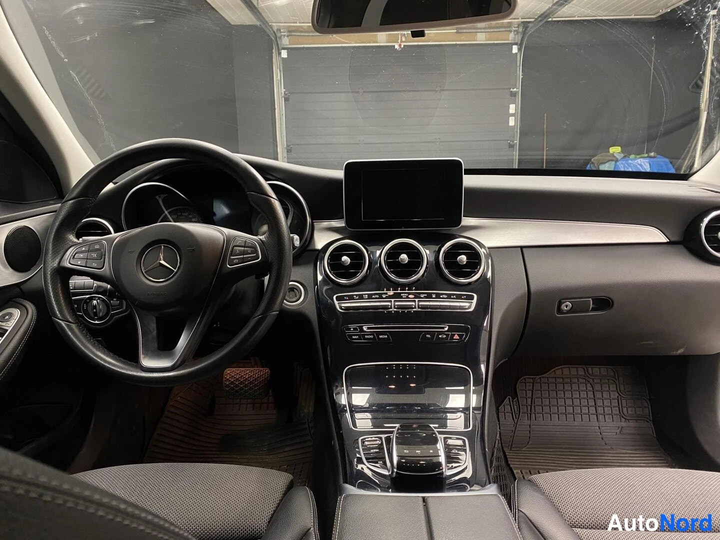Valkoinen Mercedes-Benz C 350 e 2016, ohjaamo, kuva 8