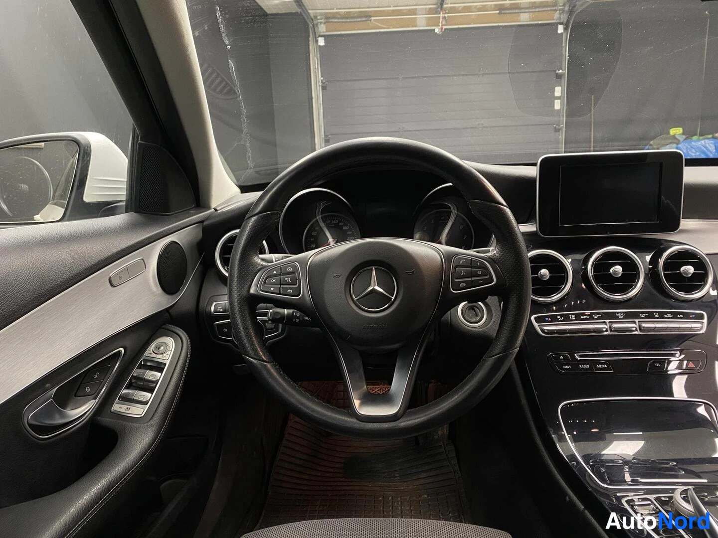 Valkoinen Mercedes-Benz C 350 e 2016, ohjaamo, kuva 9