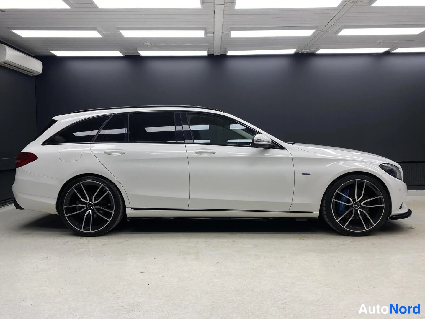 Valkoinen Mercedes-Benz C 350 e 2016, sivulta, kuva 4