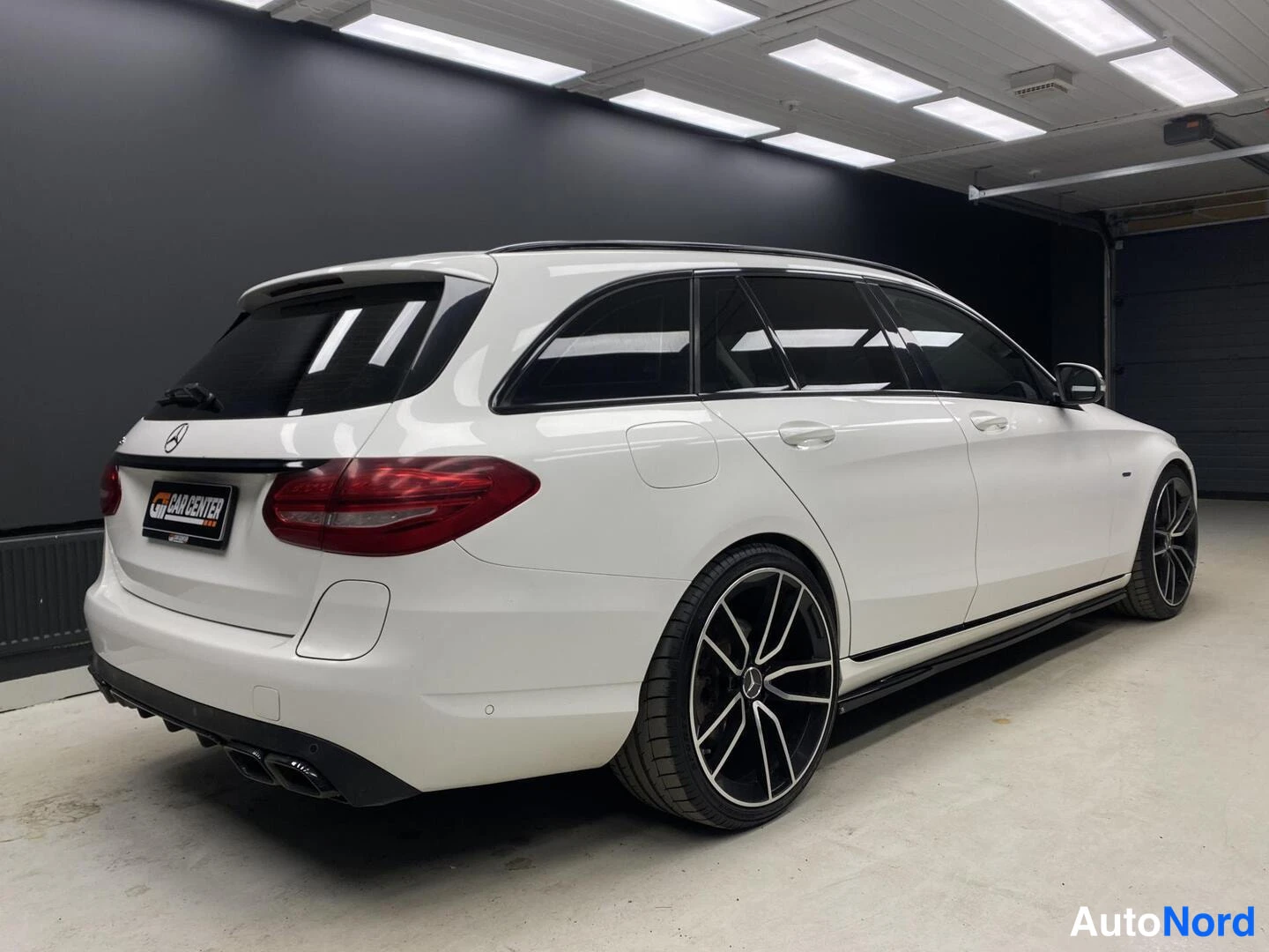 Valkoinen Mercedes-Benz C 350 e 2016, takaviisto, kuva 5