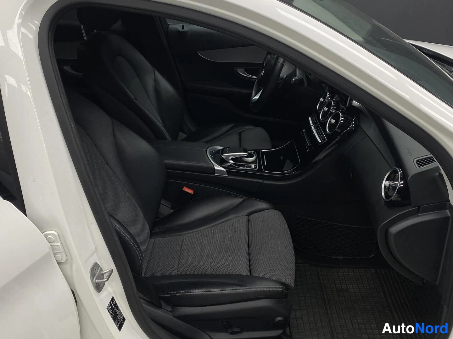 Valkoinen Mercedes-Benz C 350 e 2016, etuistuimet, kuva 10