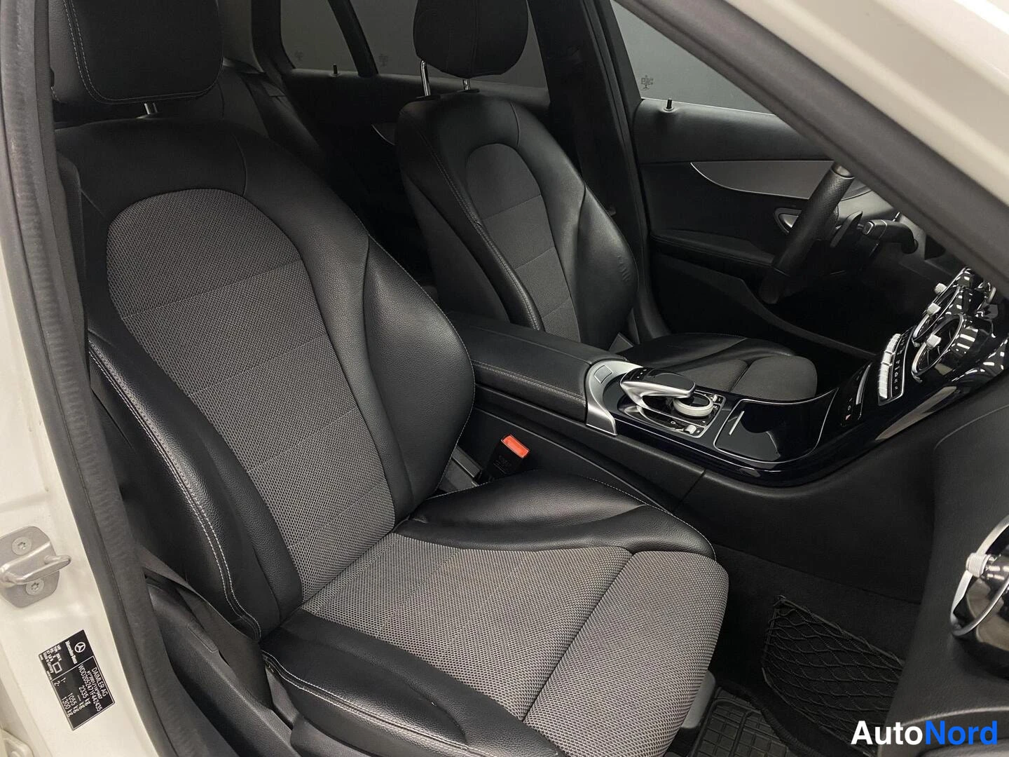 Valkoinen Mercedes-Benz C 350 e 2016, etuistuimet, kuva 11