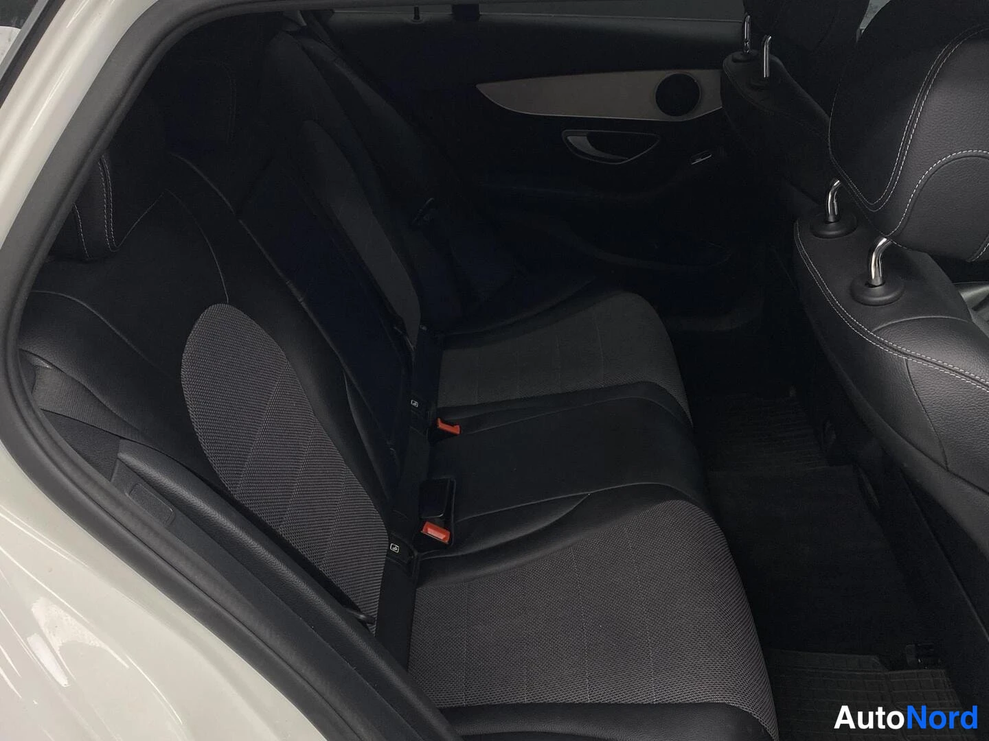 Valkoinen Mercedes-Benz C 350 e 2016, takaistuimet, kuva 12