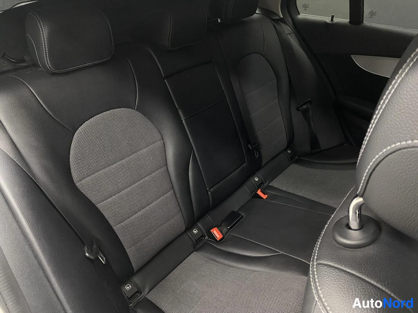 Valkoinen Mercedes-Benz C 350 e 2016, takaistuimet, kuva 13
