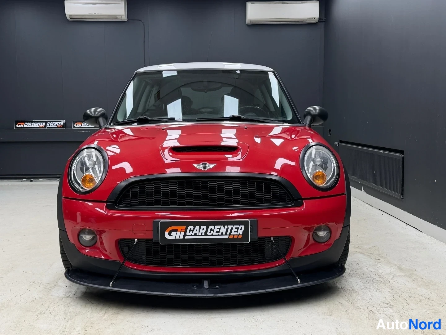 Punainen Mini Cooper S 2007, edestä, kuva 3
