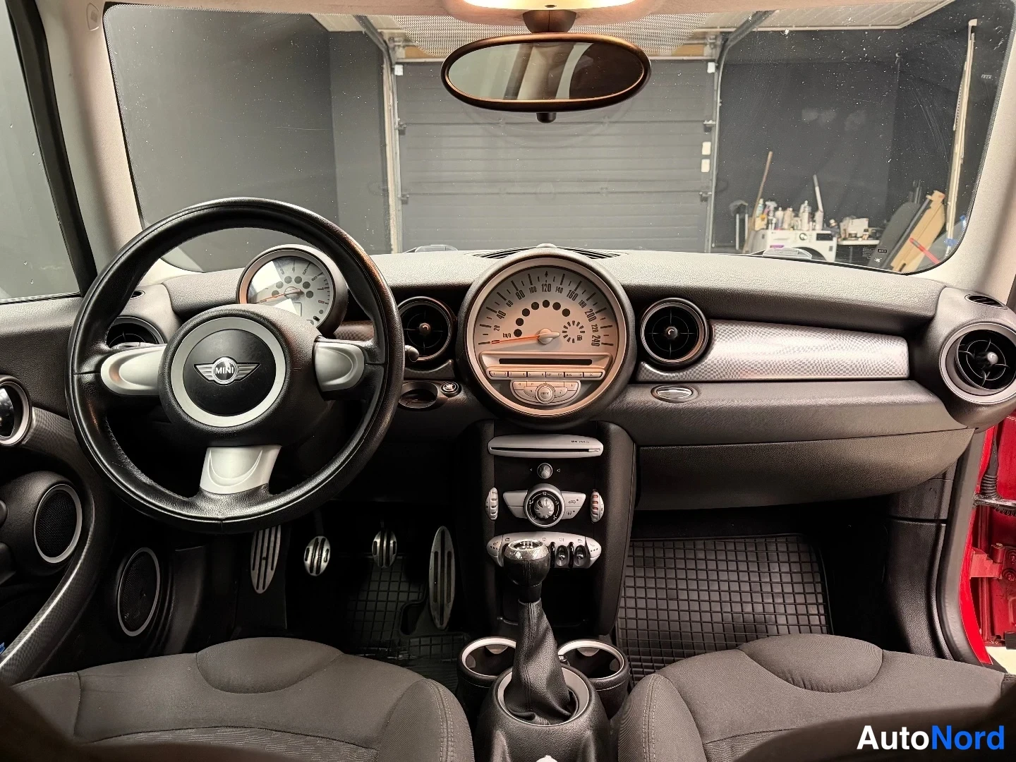Punainen Mini Cooper S 2007, ohjaamo, kuva 8