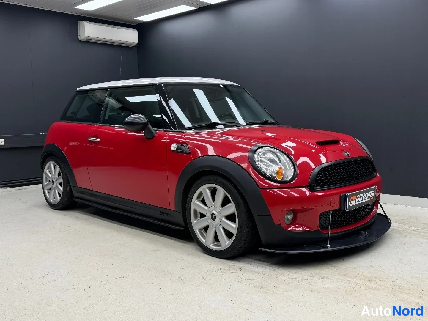 Punainen Mini Cooper S 2007, etuviisto, keula oikealle, kuva 2