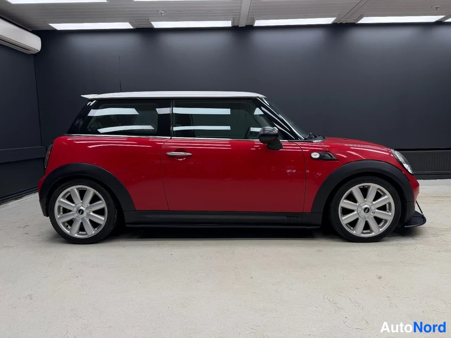 Punainen Mini Cooper S 2007, sivulta, kuva 4