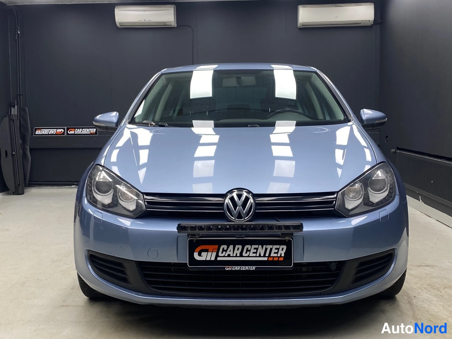 Sininen Volkswagen Golf 2011, edestä, kuva 3