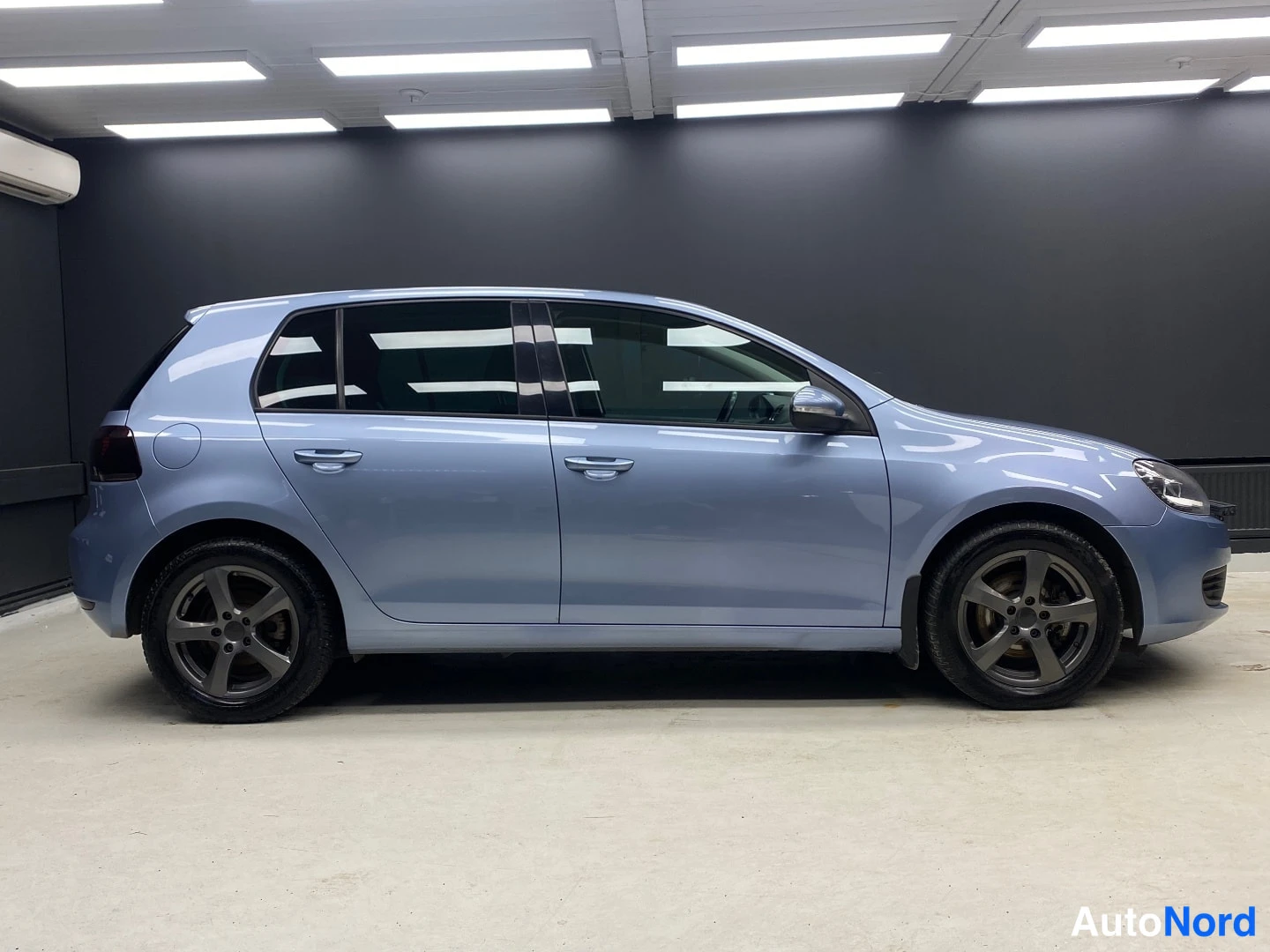Sininen Volkswagen Golf 2011, sivulta, kuva 4