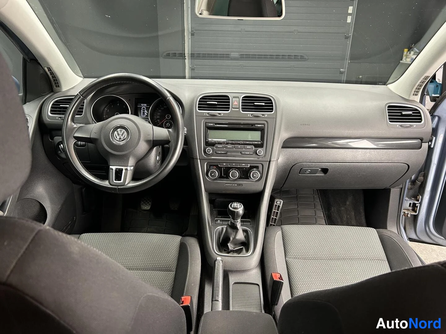Sininen Volkswagen Golf 2011, ohjaamo, kuva 8