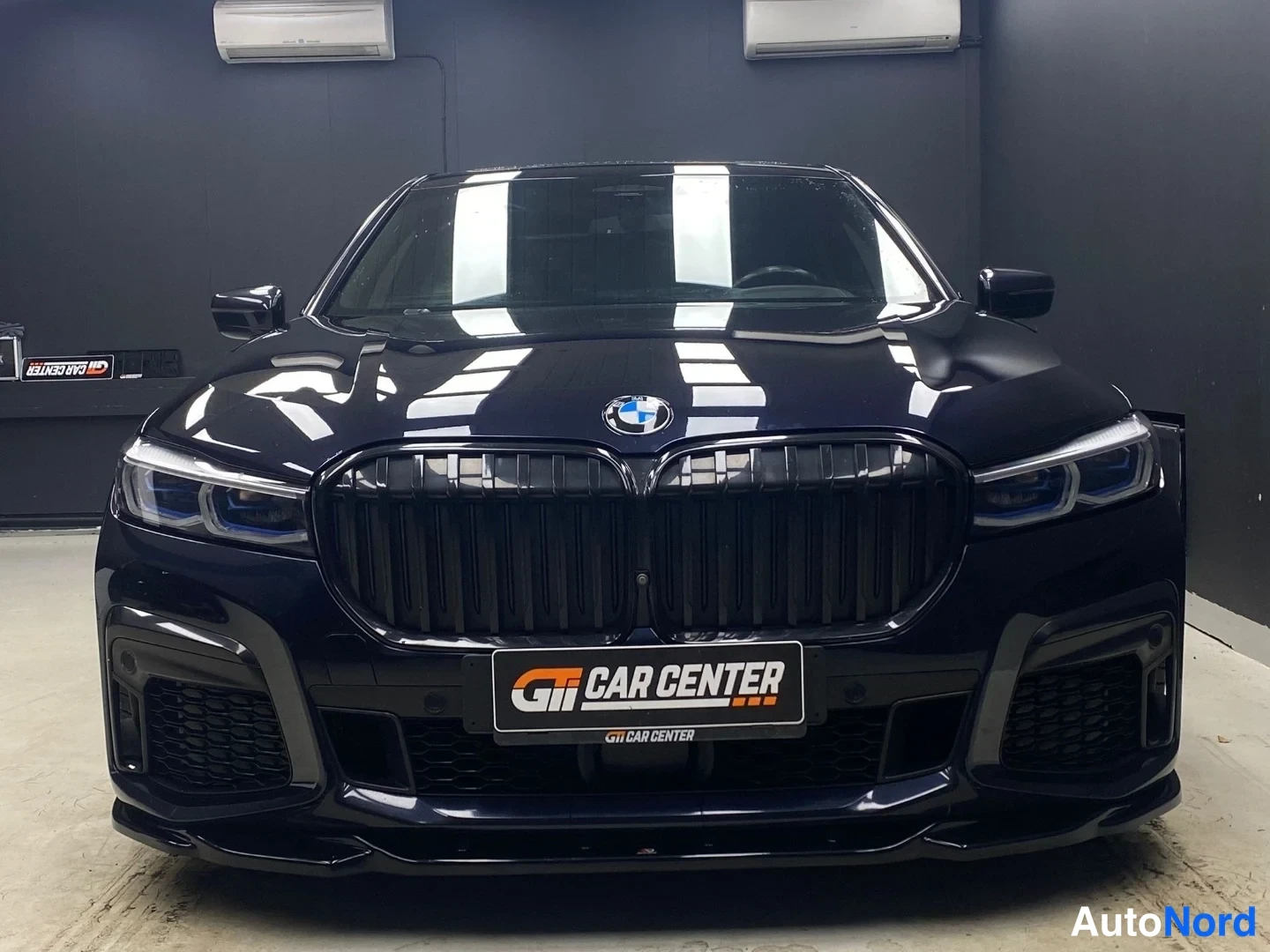 Blå BMW 745 2019, framifrån, bild 4