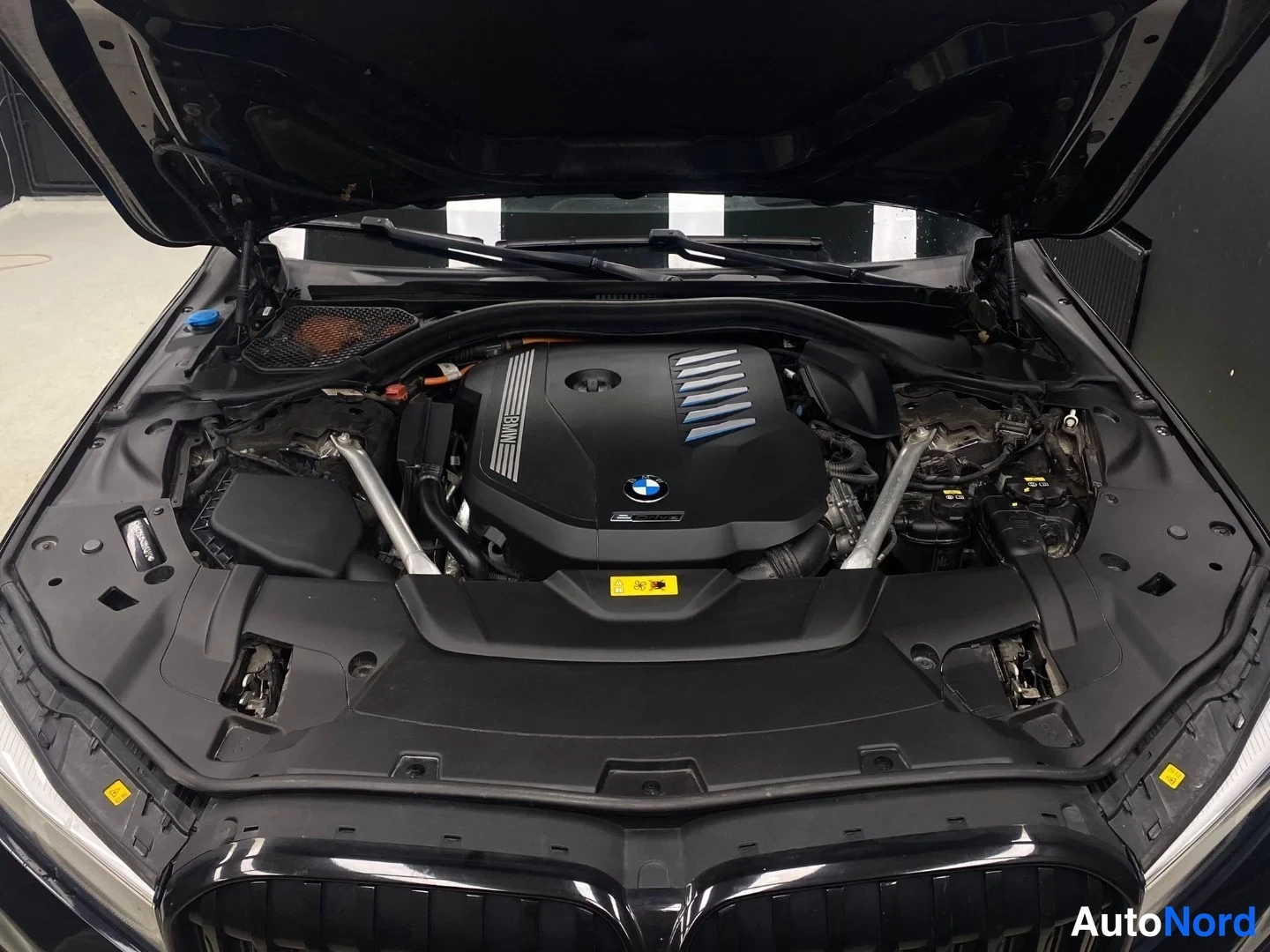 Blå BMW 745 2019, motorrum, bild 20