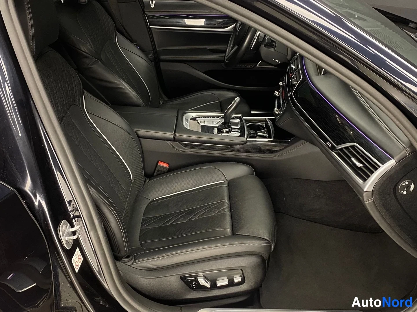Blå BMW 745 2019, förarplats, bild 9